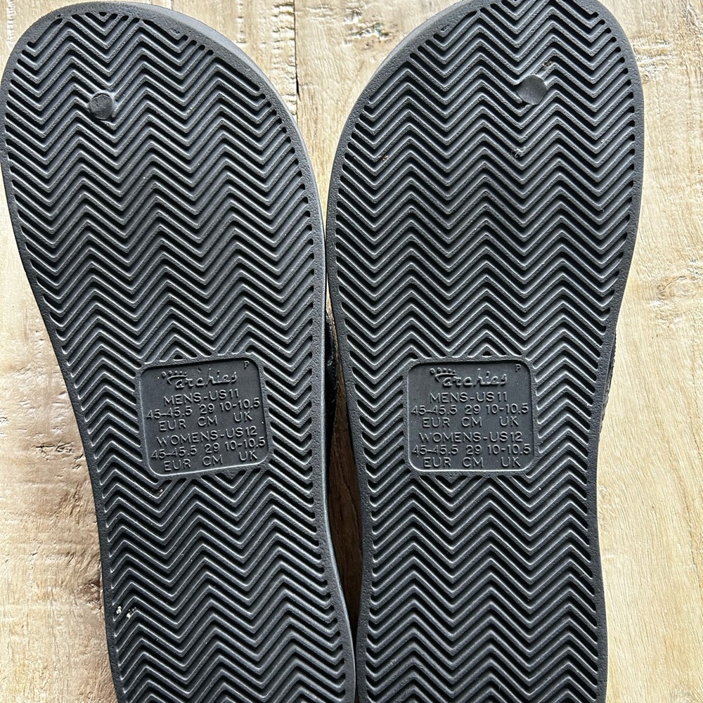 Archie flip flops